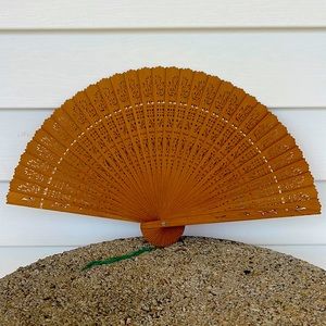 🌻 Vintage sandalwood fan